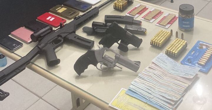Homem é preso com armas e R$ 67 mil em cheques, em Jaraguá do Sul