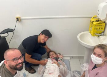 “Eu só deitei e o bebê nasceu”: em fato inédito, mãe dá à luz em um posto de saúde em Guaramirim