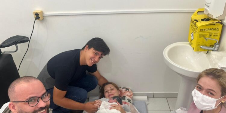 “Eu só deitei e o bebê nasceu”: em fato inédito, mãe dá à luz em um posto de saúde em Guaramirim