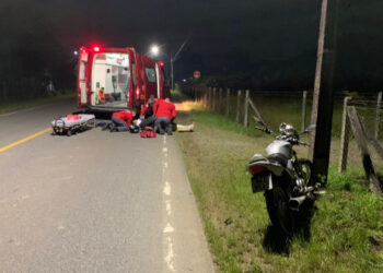 [Vídeo] Motociclista perde controle na curva e bate contra poste em Jaraguá do Sul