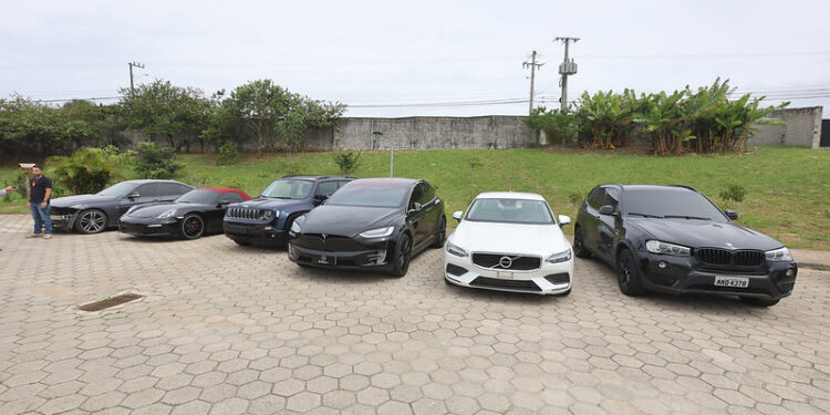 Polícia Civil deflagra operação Cripto X e apreende 15 carros de luxo