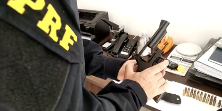 PRF prende assaltantes que roubaram agricultor em São João do Itaperiú