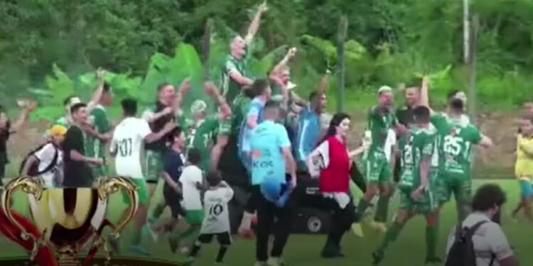 [Vídeo] Crianças ficam feridas em acidente com roçador de grama em Jaraguá