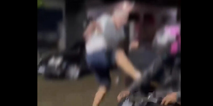 Vídeo mostra agressão em motoboy de Jaraguá do Sul