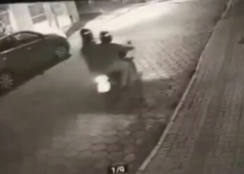 [Vídeo] Com filho no colo, policial de folga atira e mata assaltante em SC