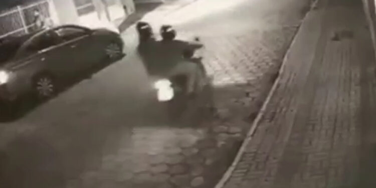 [Vídeo] Com filho no colo, policial de folga atira e mata assaltante em SC