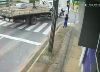 [Vídeo] Câmera flagra caminhão cortando a frente de motociclista em Jaraguá do Sul