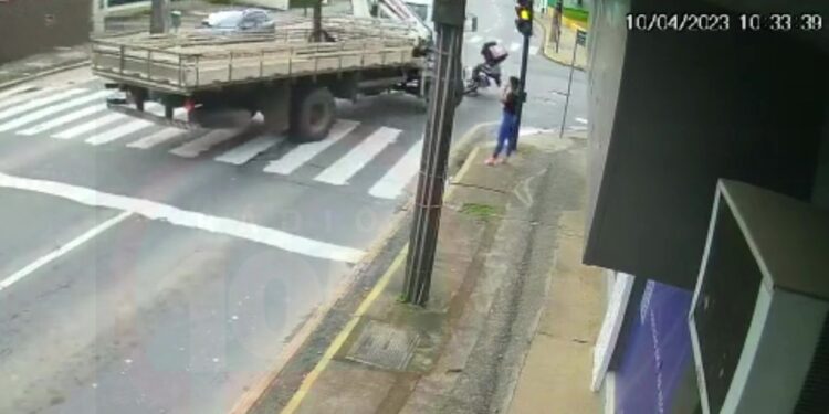 [Vídeo] Câmera flagra caminhão cortando a frente de motociclista em Jaraguá do Sul
