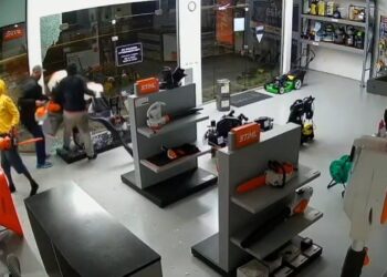 Vídeo mostra criminosos furtando loja no Centro de Jaraguá do Sul