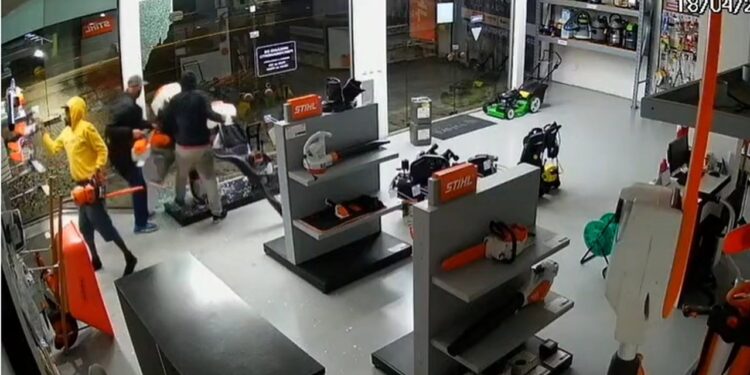 Vídeo mostra criminosos furtando loja no Centro de Jaraguá do Sul