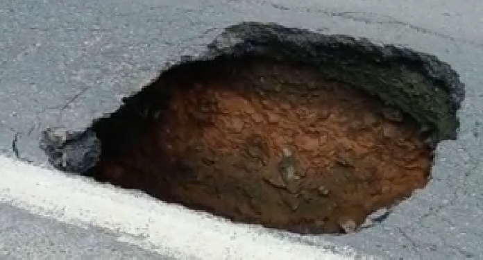 [Vídeo] Cratera se forma na BR-280, em Guaramirim