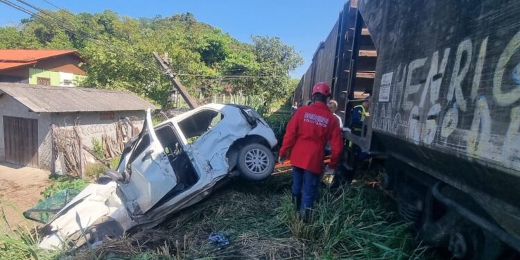 Acidente entre carro e trem deixa criança ferida entre São Francisco do Sul e Araquari