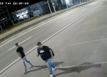 [Vídeo] Dupla furta airbags de carros de loja de Guaramirim