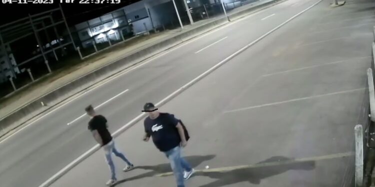 [Vídeo] Dupla furta airbags de carros de loja de Guaramirim