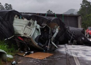 [Vídeo] Carreta tem cabine arrancada após colisão na BR-470, em Rio do Sul