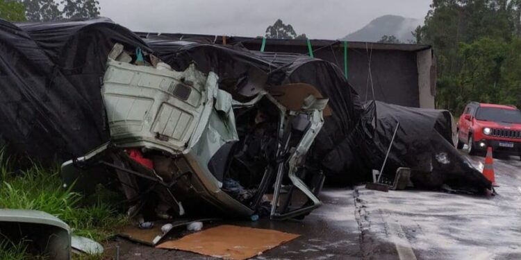 [Vídeo] Carreta tem cabine arrancada após colisão na BR-470, em Rio do Sul
