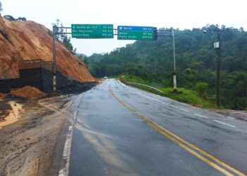 [Vídeo] Logo após ser liberada, Serra de Corupá volta a ser interditada devido a nova queda de barreira