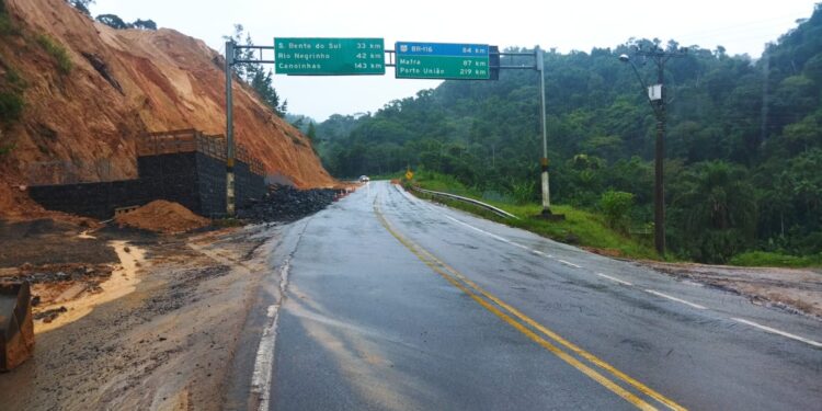 [Vídeo] Logo após ser liberada, Serra de Corupá volta a ser interditada devido a nova queda de barreira