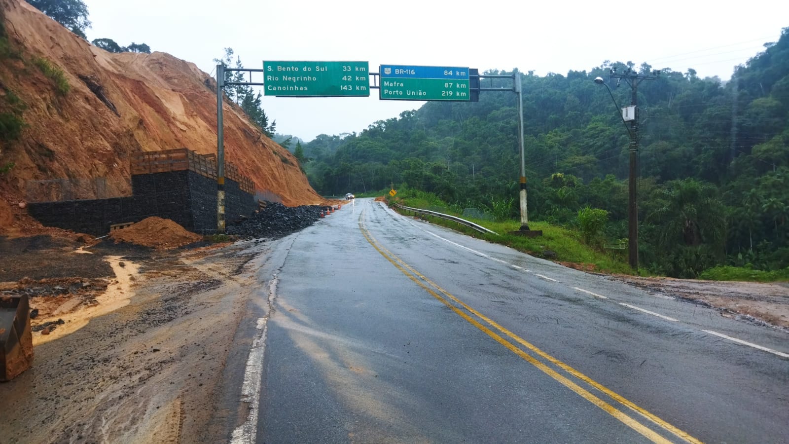 Liberado o tráfego para veículos leves na BR-280, na Serra de Corupá (SC) -  Estradas