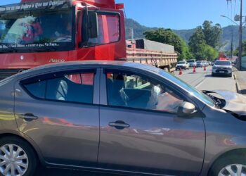 [Fotos] Acidente envolvendo carro e caminhão é registrado Jaraguá do Sul