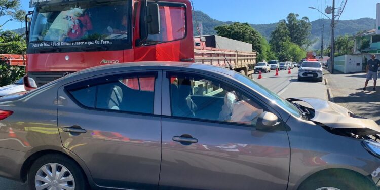 [Fotos] Acidente envolvendo carro e caminhão é registrado Jaraguá do Sul