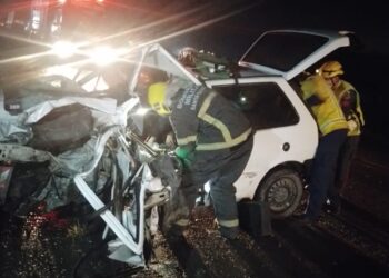 [Foto] Carro fica destruído após acidente na BR-280, em Araquari