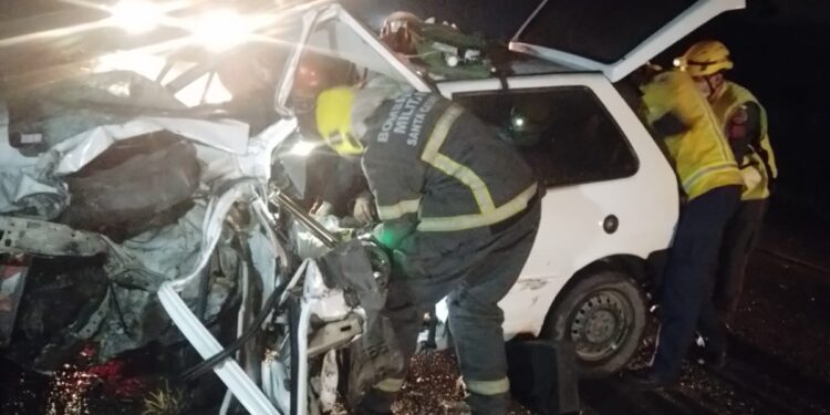 [Foto] Carro fica destruído após acidente na BR-280, em Araquari