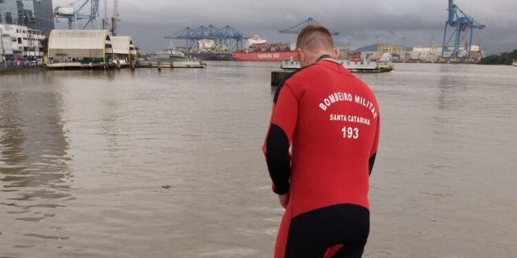 Homem desaparece após tentar atravessar Rio Itajaí-Açu a nado