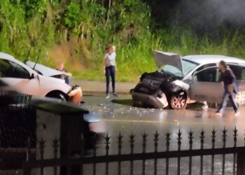 [Vídeos e fotos] Dois carros batem de frente em Jaraguá do Sul