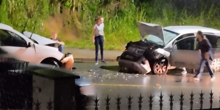 [Vídeos e fotos] Dois carros batem de frente em Jaraguá do Sul