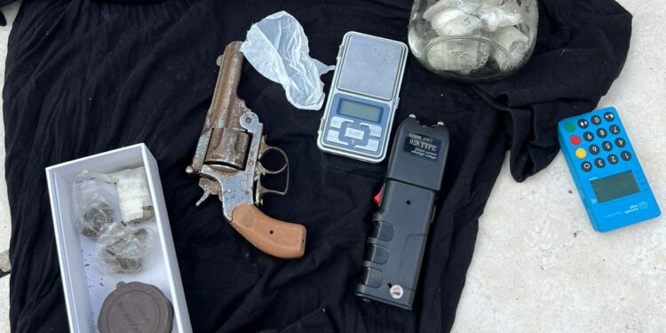 Criminoso que roubou motorista de aplicativo em Jaraguá é preso pela DIC