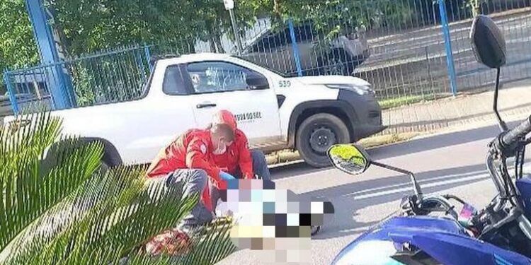 Motociclista e pedestre ficam feridos após atropelamento em Jaraguá do Sul