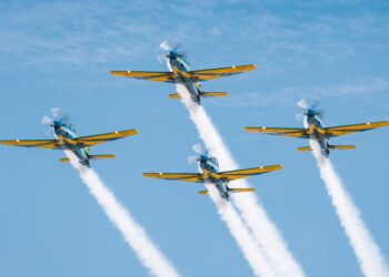 [Vídeo] Esquadrilha da Fumaça presta homenagem às vítimas da tragédia na creche: “Unidos por Blumenau”