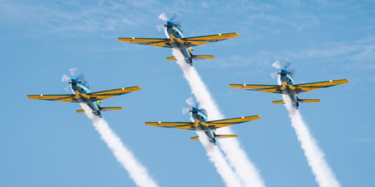 [Vídeo] Esquadrilha da Fumaça presta homenagem às vítimas da tragédia na creche: “Unidos por Blumenau”