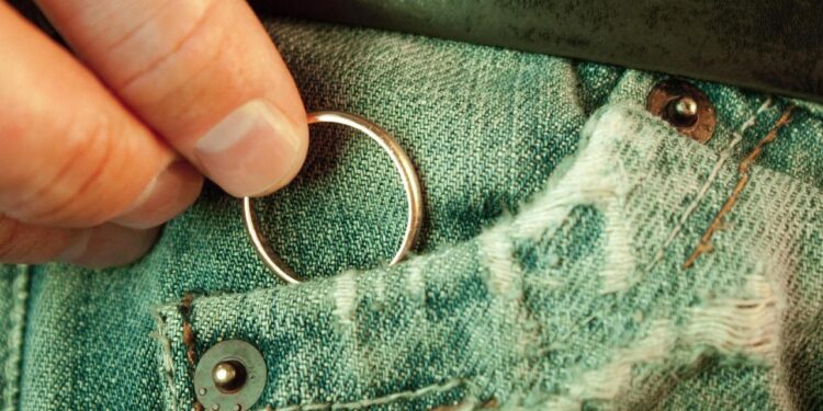 Homem casado que se passou por policial e se relacionou com mulher terá de pagar indenização em Jaraguá