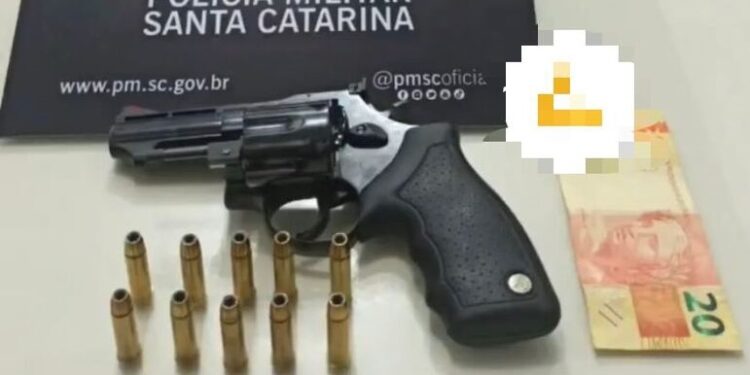 Homem é preso após ameaçar parentes com revólver em Jaraguá do Sul