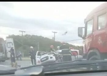 [Vídeo] Motorista fica preso às ferragens após acidente na BR-280 em Jaraguá
