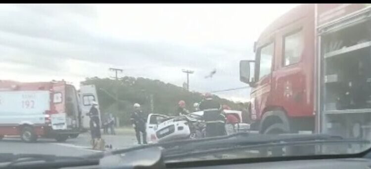 [Vídeo] Motorista fica preso às ferragens após acidente na BR-280 em Jaraguá