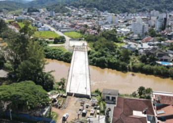 [Jaraguá] Obra de ponte sobre o Rio Itapocu atinge 80% de execução