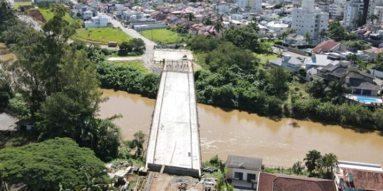 [Jaraguá] Obra de ponte sobre o Rio Itapocu atinge 80% de execução
