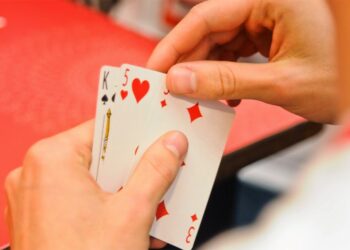 Sogro quebra copo no rosto do genro durante jogo de truco em Jaraguá do Sul