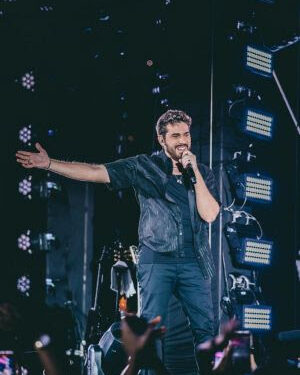 Gustavo Mioto lança terceira parte do DVD de 10 anos com tema de fim do mundo em música de destaque