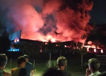 [Vídeo] Incêndio atinge depósito de empresa em Joinville
