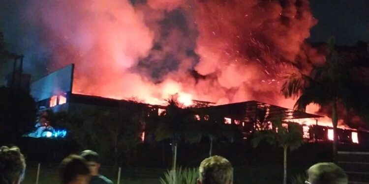 [Vídeo] Incêndio atinge depósito de empresa em Joinville