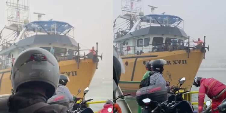 [Vídeo] Ferry boat e barco de pesca colidem em Itajaí