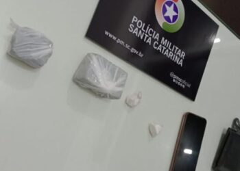 [Vídeo] Dois homens são presos após flagrante de tráfico de drogas em Jaraguá do Sul