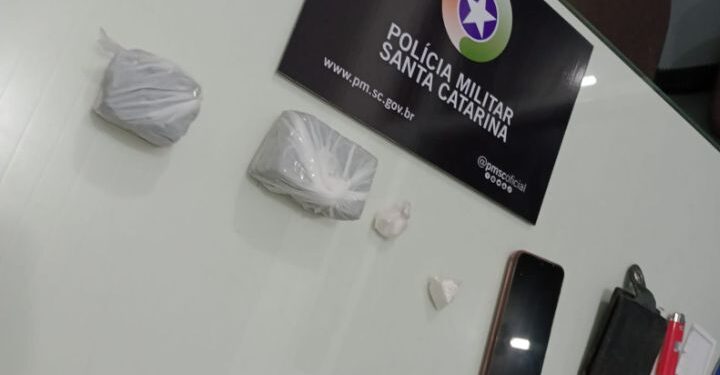 [Vídeo] Dois homens são presos após flagrante de tráfico de drogas em Jaraguá do Sul