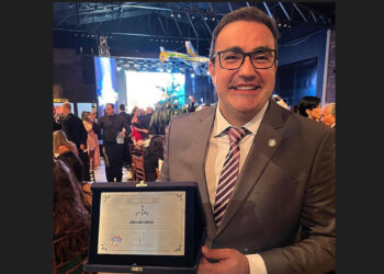 Dênis Lunelli recebe homenagem da Esquadrilha da Fumaça