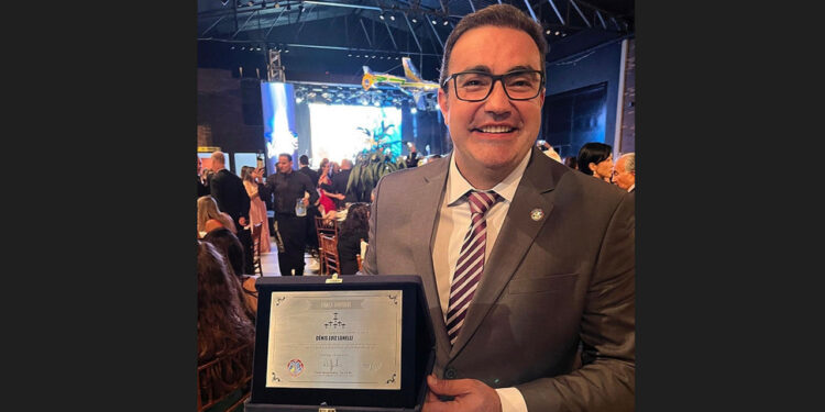 Dênis Lunelli recebe homenagem da Esquadrilha da Fumaça