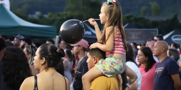 [Fotos] Encontro no Parque leva milhares de pessoas à Via Verde